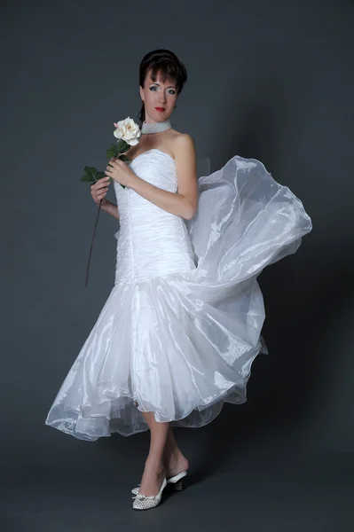 De gelukkige bruid met een witte roos — Stockfoto