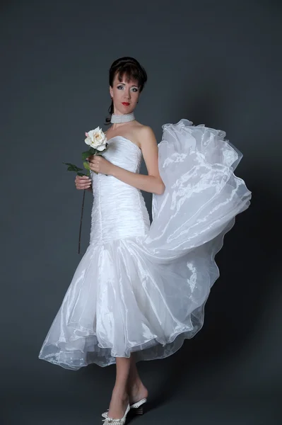 Щаслива наречена з білою трояндою — стокове фото