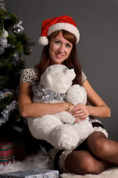 Die junge Frau mit der Weihnachtsmütze — Stockfoto