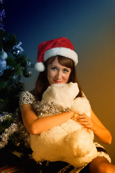 De jonge vrouw met een kerst Pet — Stockfoto