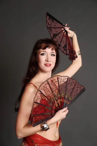 Die Frau im Anzug der Ost-Tänzerin — Stockfoto