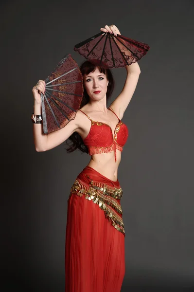 Kvinnan i en kostym av öst dansare — Stockfoto
