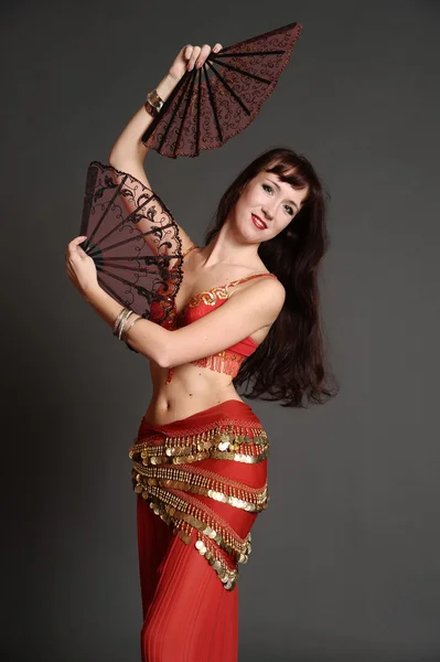 Žena v šatech tanečnice na východ — Stock fotografie