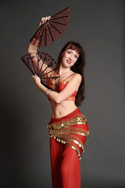 Die Frau im Anzug der Ost-Tänzerin — Stockfoto