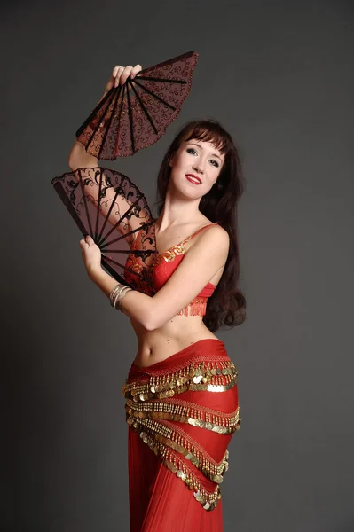 Женщина в костюме восточного танцора — стоковое фото