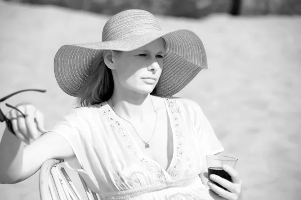 Пляж - молодая женщина, сидящая на шезлонге — стоковое фото