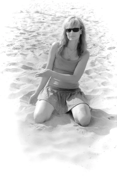 Lány játszik homokkal — Stock Fotó