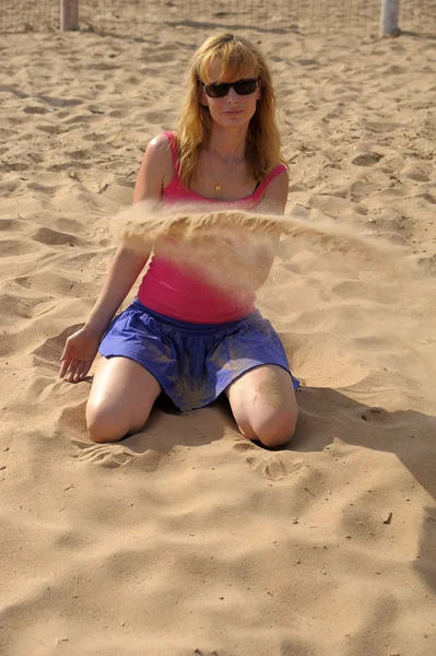Κορίτσι που παίζει με άμμο — Φωτογραφία Αρχείου