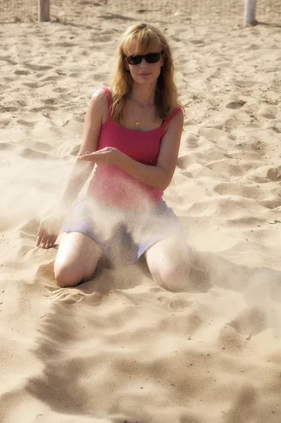 Menina brincando com areia — Fotografia de Stock