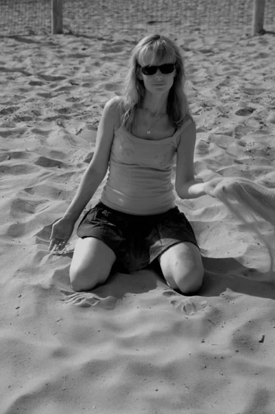 Dívka hrající si s pískem — Stock fotografie