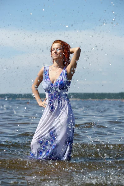 Giovane donna di moda sulla spiaggia — Foto Stock