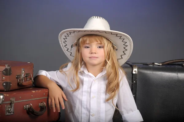 Petite fille dans un chapeau de cow-boy blanc — Photo