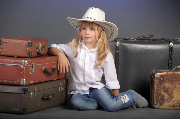 Kleines Mädchen mit weißem Cowboyhut — Stockfoto