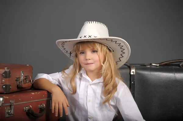 흰색 카우보이 모자에 있는 어린 소녀 — 스톡 사진