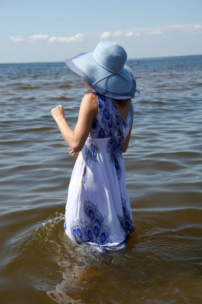 Giovane donna di moda sulla spiaggia — Foto Stock