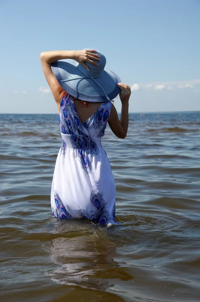 在海滩上的年轻时尚女人 — 图库照片
