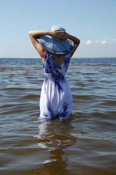 Jovem mulher da moda na praia — Fotografia de Stock