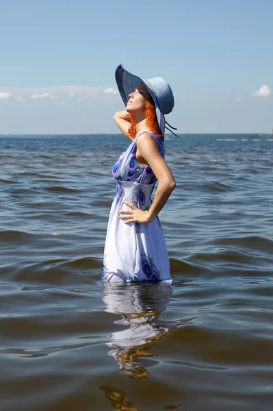 Kobieta moda młody na plaży — Zdjęcie stockowe