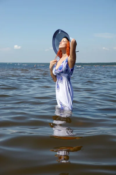 Ungt mode kvinna på stranden — Stockfoto