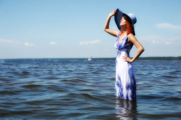 해변에서 젊은 패션 여자 — 스톡 사진