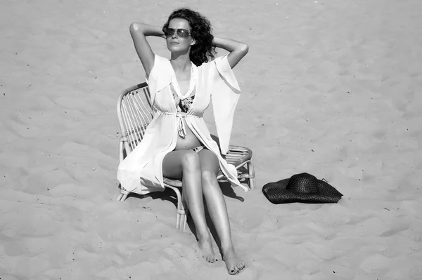 해변에 앉아 있는 젊은 여자 — 스톡 사진