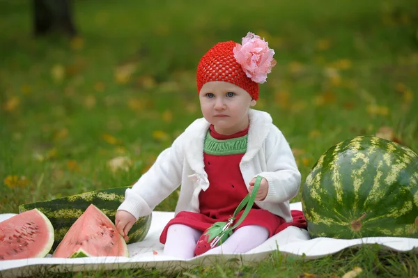 Holčička s vodní meloun — Stock fotografie
