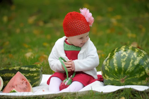 La bambina con un'anguria — Foto Stock