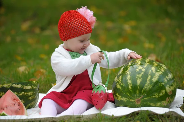 Den lille pige med en vandmelon - Stock-foto