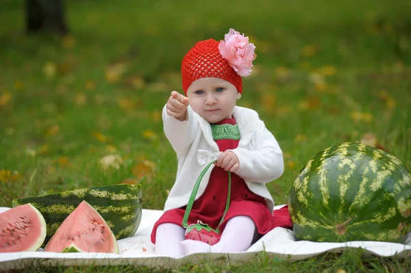 Bir karpuz ile küçük kız — Stok fotoğraf