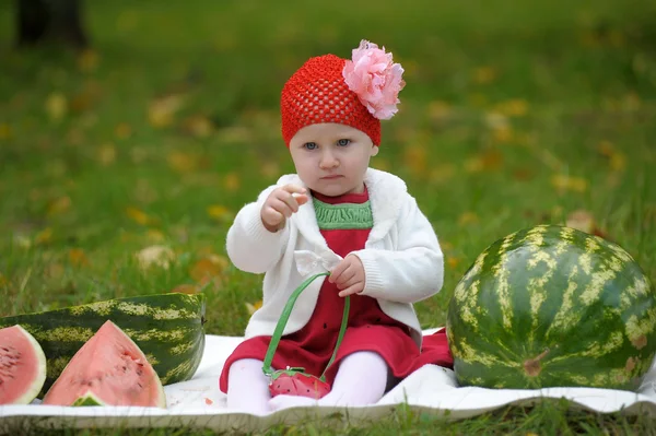 Het kleine meisje met een water-meloen — Stockfoto