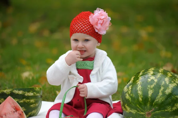 Den lille jenta med vannmelon – stockfoto