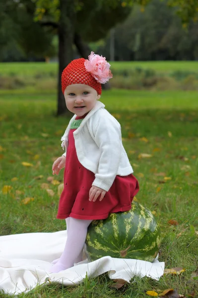 Das kleine Mädchen mit der Wassermelone — Stockfoto