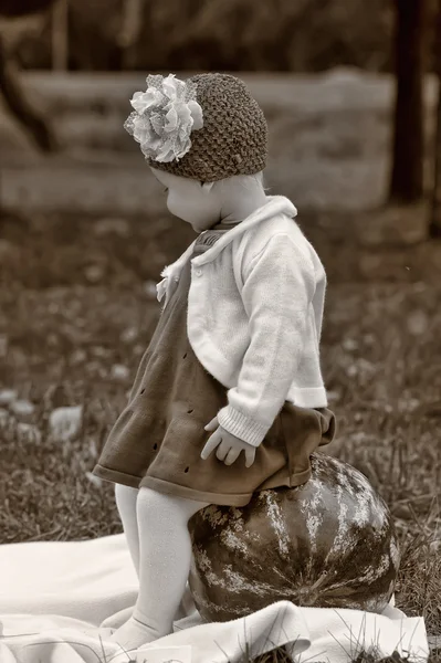 小女孩用西瓜 — 图库照片