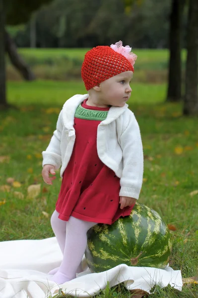 Dziewczynka z arbuzem — Zdjęcie stockowe