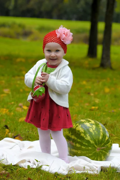 Dziewczynka z arbuzem — Zdjęcie stockowe