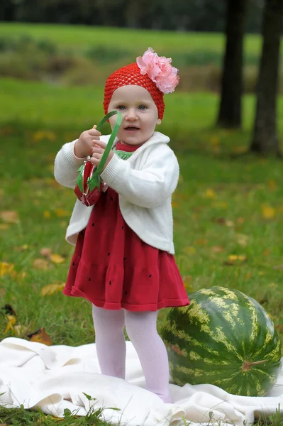 Den lilla flickan med en vattenmelon — Stockfoto