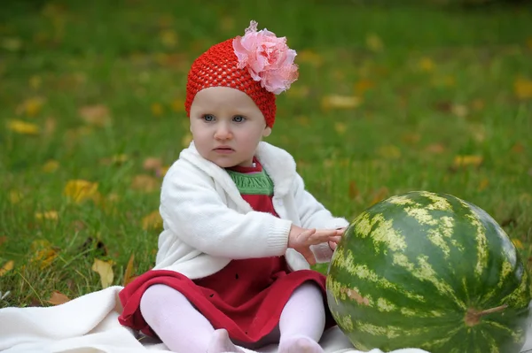 Bir karpuz ile küçük kız — Stok fotoğraf