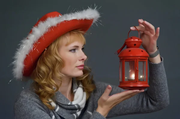 ผู้หญิงสาวที่มีโคมไฟคริสต์มาส — ภาพถ่ายสต็อก