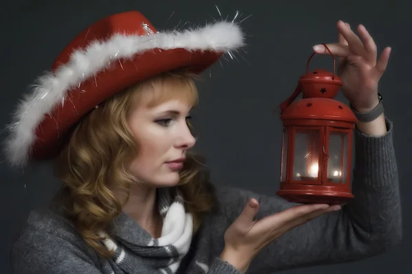 Mujer joven con una linterna de Navidad — Foto de Stock