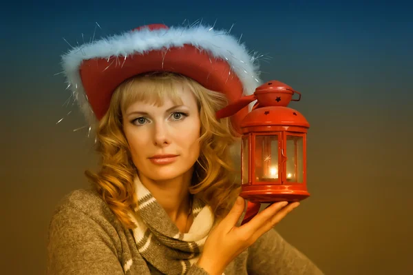 Fiatal nő, egy karácsonyi lámpa — Stock Fotó