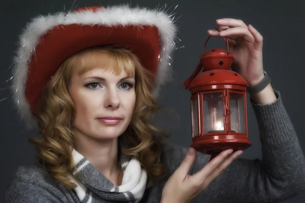 Giovane donna con una lanterna di Natale — Foto Stock