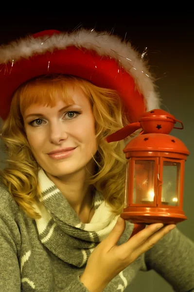 Jonge vrouw met een Kerst lantaarn — Stockfoto