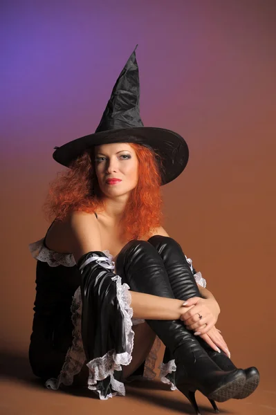 섹시 한 빨간 머리 마녀 — 스톡 사진