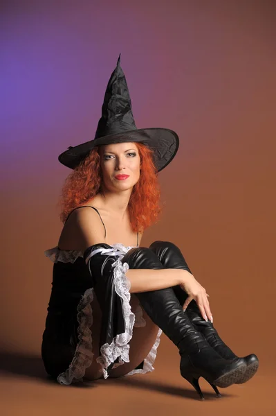 Kızıl saçlı seksi cadı — Stok fotoğraf