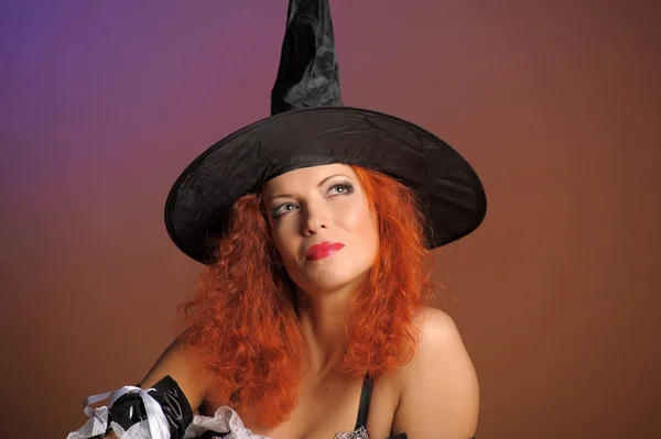 섹시 한 빨간 머리 마녀 — 스톡 사진