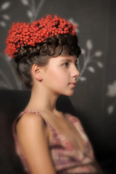 Dospívající dívka s hrozny v její vlasy popela — Stock fotografie