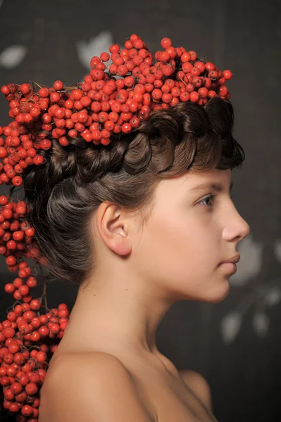 Девочка-подросток с пучками в золе для волос — стоковое фото