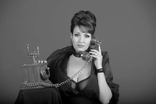 電話で話すの性的な女性 — ストック写真