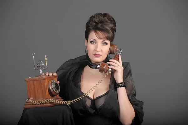 Die sexuelle Frau, die am Telefon spricht — Stockfoto