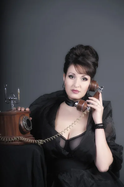 Telefonla konuşan cinsel kadın — Stok fotoğraf